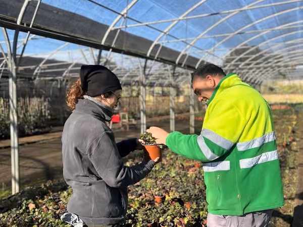 Dos miembros del equipo colaborando en el vivero