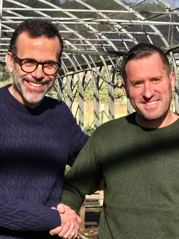 Trabajador de Bell-Lloc con chaleco verde en el vivero